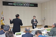 이승돈 농촌진흥청장이 4월 23일 전북특별자치도 고창군에 있는 수박시험장(지역특화작목연구소)을 방문, '제18기 명품수박 아카데미' 교육 농업인들을 격려하고 첨단 연구 인프라 구축 현장을 점검하고 있다.