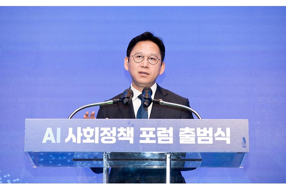 배경훈 부총리 겸 과학기술정보통신부 장관이 4월 27일 서울 서초구 엘타워에서 열린 'AI 사회정책 포럼 출범식'에서 참석자들과 기념촬영을 하고 있다.