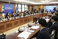 김민석 국무총리가 4월 27일 세종대로 정부서울청사에서 열린 국가보훈위원회 회의를 주재하고 있다.