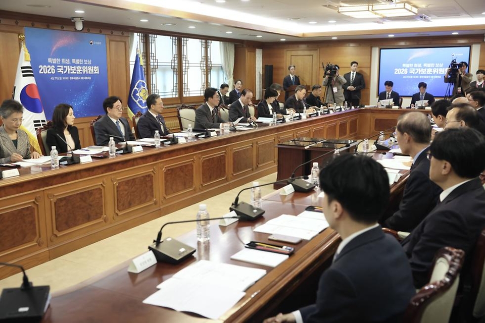 김민석 국무총리가 4월 27일 세종대로 정부서울청사에서 열린 국가보훈위원회 회의를 주재하고 있다.