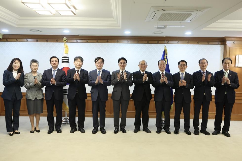 김민석 국무총리가 4월 27일 세종대로 정부서울청사에서 열린 국가보훈위원회 회의를 주재하고 있다.