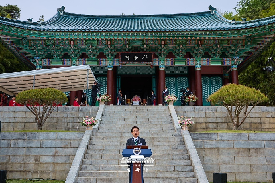 이재명 대통령이 4월 28일 충남 아산 현충사에서 열린 충무공 이순신 탄신 제481주년 기념 다례행사에서 축사를 하고 있다.