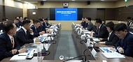 김영훈 고용노동부 장관이 4월 27일 김포공항에서 항공·관광업계와 함께하는 제5차 '비상고용노동상황점검회의'를 개최하고 있다.
