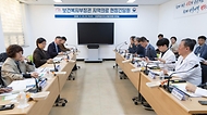 정은경 보건복지부 장관이 4월 22일 강원도 영월군을 방문해 지역사회 통합돌봄 사업 진행상황과 공공의료 현안을 점검하고 있다.