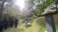 권오을 국가보훈부 장관이 서울 망우역사문화공원 독립유공자 묘소 현장방문을 위해 4월 28일 서울시 중랑구 망우리 공원묘역에 위치한 만해 한용운 선생 부부 묘소를 들려 헌화 후 살펴보고 있다.