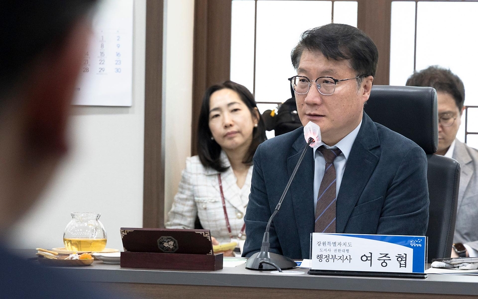 정은경 보건복지부 장관이 4월 22일 강원도 영월군을 방문해 지역사회 통합돌봄 사업 진행상황과 공공의료 현안을 점검하고 있다.