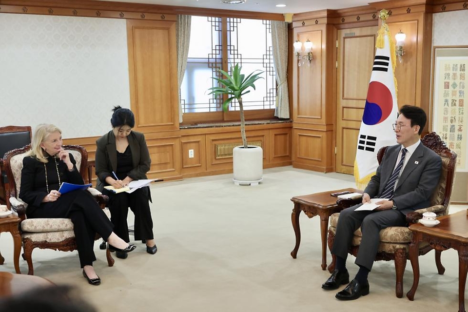 김민석 국무총리가 4월 28일 세종대로 정부서울청사에서 캐서린 러셀 UNICEF 총재를 접견, 인사 및 환담을 나누고 있다.
