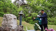 권오을 국가보훈부 장관이 서울 망우역사문화공원 독립유공자 묘소 현장방문을 위해 4월 28일 서울시 중랑구 망우리 공원묘역에 위치한 만해 한용운 선생 부부 묘소를 들려 헌화 후 살펴보고 있다.