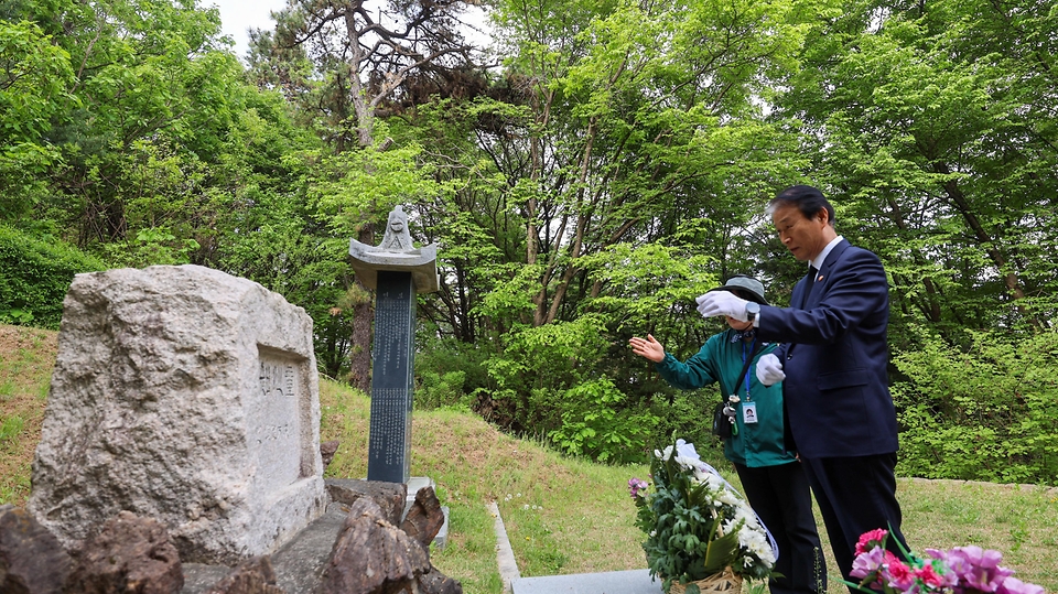 권오을 국가보훈부 장관이 서울 망우역사문화공원 독립유공자 묘소 현장방문을 위해 4월 28일 서울시 중랑구 망우리 공원묘역에 위치한 만해 한용운 선생 부부 묘소를 들려 헌화 후 살펴보고 있다.