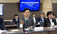 김영훈 고용노동부 장관이 4월 27일 김포공항에서 항공·관광업계와 함께하는 제5차 '비상고용노동상황점검회의'를 개최하고 있다.