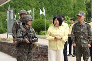 홍소영 병무청장이 4월 28일 광주 광산구 삼도동원훈련장을 방문해 인도인접현장을 둘러보며 부대 관계자와 이야기를 나누고 있다.