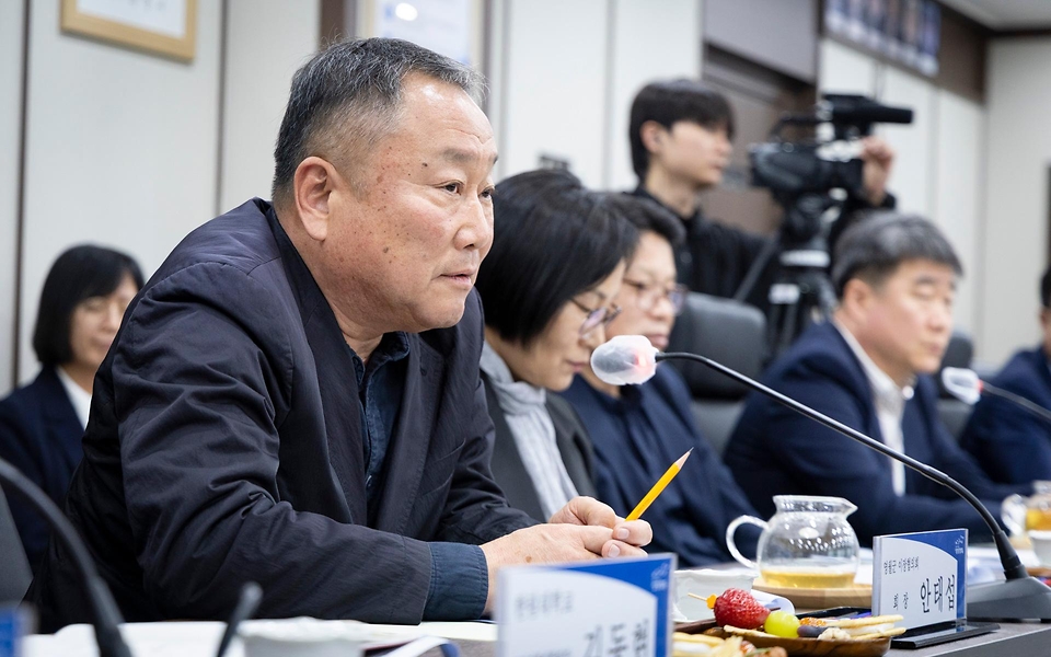 정은경 보건복지부 장관이 4월 22일 강원도 영월군을 방문해 지역사회 통합돌봄 사업 진행상황과 공공의료 현안을 점검하고 있다.