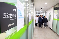 송미령 농림축산식품부 장관이 4월 28일 화성시 농업기술센터를 방문해 적정시비(적정 수준의 비료 사용) 이행 확산을 위한 현장 점검 및 간담회를 개최하고 있다.
