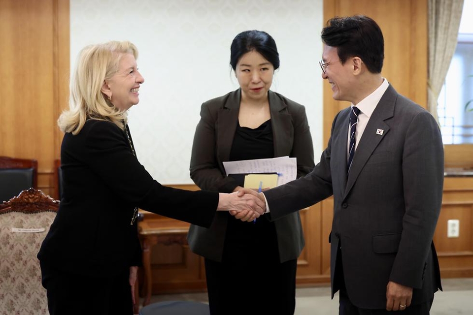 김민석 국무총리가 4월 28일 세종대로 정부서울청사에서 캐서린 러셀 UNICEF 총재를 접견, 인사 및 환담을 나누고 있다.