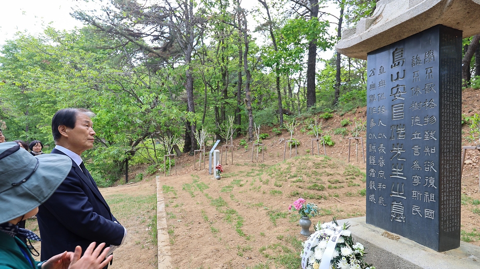 권오을 국가보훈부 장관이 서울 망우역사문화공원 독립유공자 묘소 현장방문을 위해 4월 28일 서울시 중랑구 망우리 공원묘역에 위치한 만해 한용운 선생 부부 묘소를 들려 헌화 후 살펴보고 있다.