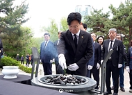 고용노동부 김영훈 장관이 4월 28일 두 번째 '산업재해노동자의 날'을 맞아 '산업재해희생자위령탑'을 찾아 참배하고, 기념식을 개최하고 있다.