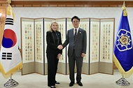 김민석 국무총리가 4월 28일 세종대로 정부서울청사에서 캐서린 러셀 UNICEF 총재를 접견, 인사 및 환담을 나누고 있다.