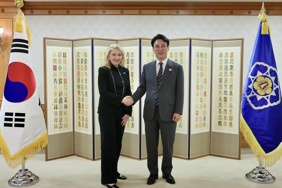 김민석 국무총리가 4월 28일 세종대로 정부서울청사에서 캐서린 러셀 UNICEF 총재를 접견, 인사 및 환담을 나누고 있다.