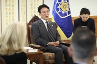 김민석 국무총리가 4월 28일 세종대로 정부서울청사에서 캐서린 러셀 UNICEF 총재를 접견, 인사 및 환담을 나누고 있다.