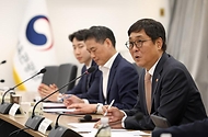 최휘영 문화체육관광부 장관이 4월 27일 문화예술정책자문위원회 뮤지컬 분과 제2차 회의를 열고, 관련 분야 전문가들과 현황을 파악하고 향후 정책 방향을 논의하고 있다.