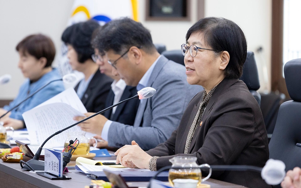 정은경 보건복지부 장관이 4월 22일 강원도 영월군을 방문해 지역사회 통합돌봄 사업 진행상황과 공공의료 현안을 점검하고 있다.