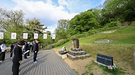권오을 국가보훈부 장관이 서울 망우역사문화공원 독립유공자 묘소 현장방문을 위해 4월 28일 서울시 중랑구 망우리 공원묘역에 위치한 만해 한용운 선생 부부 묘소를 들려 헌화 후 살펴보고 있다.