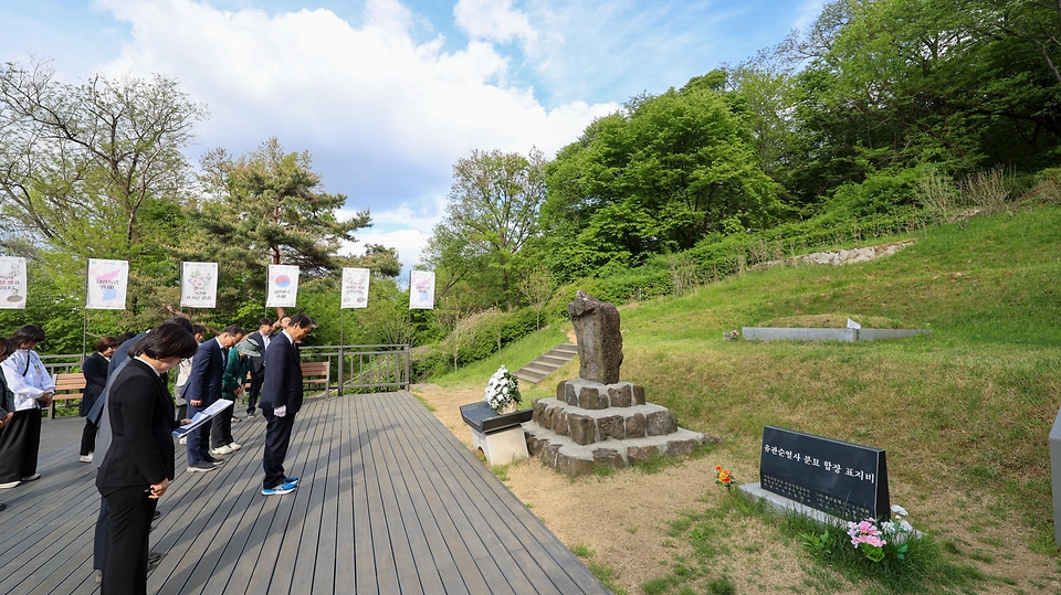 권오을 국가보훈부 장관이 서울 망우역사문화공원 독립유공자 묘소 현장방문을 위해 4월 28일 서울시 중랑구 망우리 공원묘역에 위치한 만해 한용운 선생 부부 묘소를 들려 헌화 후 살펴보고 있다.