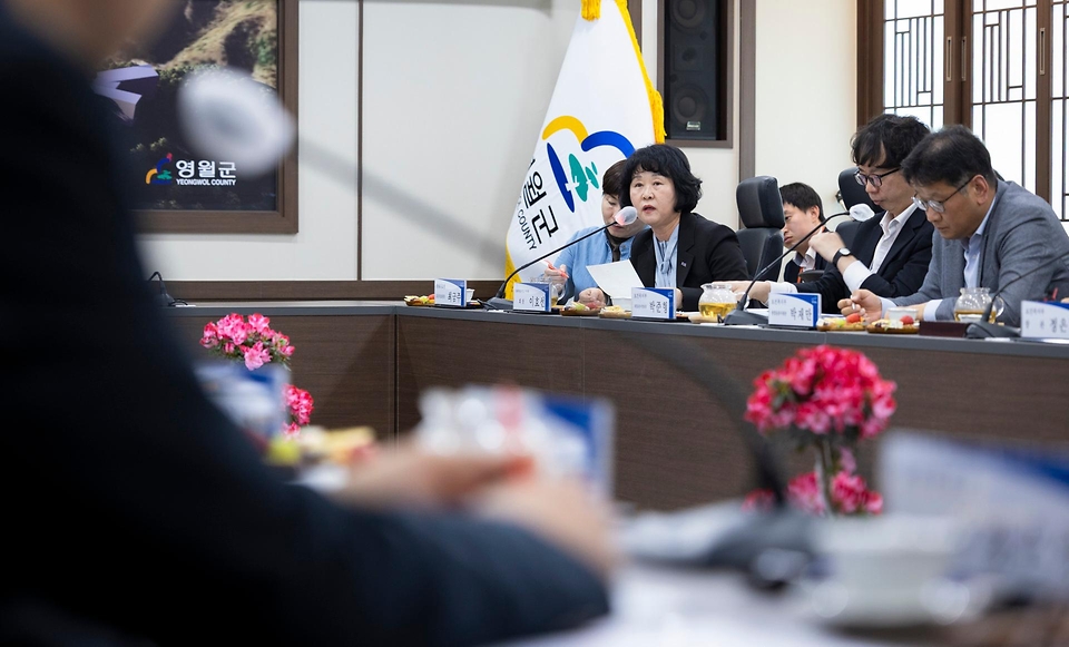 정은경 보건복지부 장관이 4월 22일 강원도 영월군을 방문해 지역사회 통합돌봄 사업 진행상황과 공공의료 현안을 점검하고 있다.