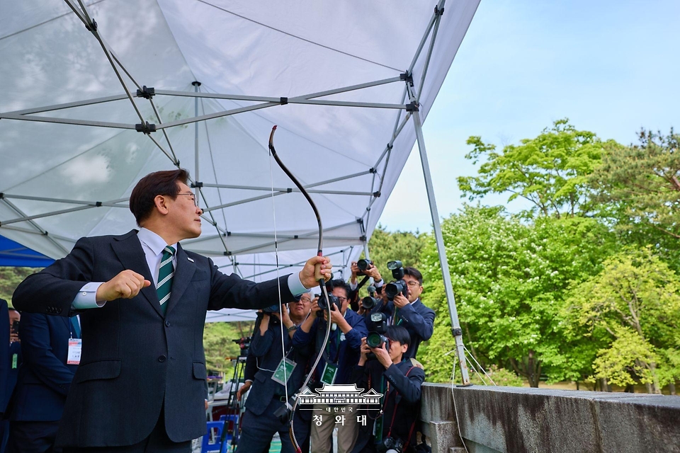이재명 대통령이 4월 28일 충남 아산 현충사에서 열린 대통령기 전국 궁도대회에서 활시위를 당기고 있다.