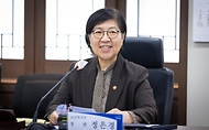 정은경 보건복지부 장관이 4월 22일 강원도 영월군을 방문해 지역사회 통합돌봄 사업 진행상황과 공공의료 현안을 점검하고 있다.
