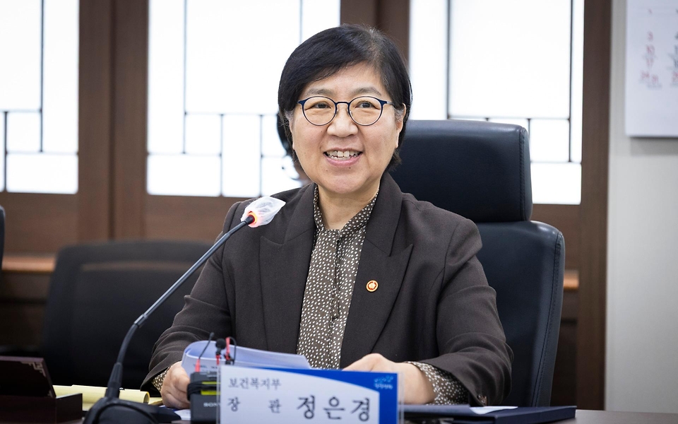 정은경 보건복지부 장관이 4월 22일 강원도 영월군을 방문해 지역사회 통합돌봄 사업 진행상황과 공공의료 현안을 점검하고 있다.
