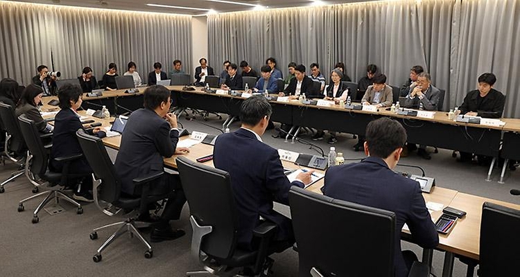 최휘영 문화체육관광부 장관이 4월 27일 문화예술정책자문위원회 뮤지컬 분과 제2차 회의를 열고, 관련 분야 전문가들과 현황을 파악하고 향후 정책 방향을 논의하고 있다.