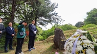 권오을 국가보훈부 장관이 서울 망우역사문화공원 독립유공자 묘소 현장방문을 위해 4월 28일 서울시 중랑구 망우리 공원묘역에 위치한 만해 한용운 선생 부부 묘소를 들려 헌화 후 살펴보고 있다.