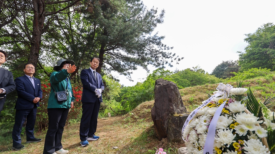 권오을 국가보훈부 장관이 서울 망우역사문화공원 독립유공자 묘소 현장방문을 위해 4월 28일 서울시 중랑구 망우리 공원묘역에 위치한 만해 한용운 선생 부부 묘소를 들려 헌화 후 살펴보고 있다.