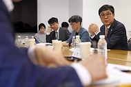 최휘영 문화체육관광부 장관이 4월 27일 문화예술정책자문위원회 출판 분과 제2차 회의를 열고, 지속가능한 출판 생태계를 조성하고 인공지능(AI) 등 빠르게 변화하는 환경에 대응하기 위한 출판 분야 향후 정책 방향을 논의하고 있다.