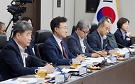 정은경 보건복지부 장관이 4월 22일 강원도 영월군을 방문해 지역사회 통합돌봄 사업 진행상황과 공공의료 현안을 점검하고 있다.
