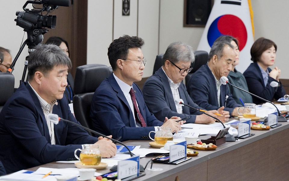 정은경 보건복지부 장관이 4월 22일 강원도 영월군을 방문해 지역사회 통합돌봄 사업 진행상황과 공공의료 현안을 점검하고 있다.