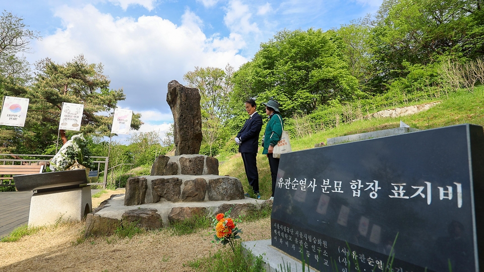 권오을 국가보훈부 장관이 서울 망우역사문화공원 독립유공자 묘소 현장방문을 위해 4월 28일 서울시 중랑구 망우리 공원묘역에 위치한 만해 한용운 선생 부부 묘소를 들려 헌화 후 살펴보고 있다.