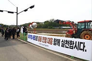송미령 농림축산식품부 장관이 4월 28일 화성시 농업기술센터를 방문해 적정시비(적정 수준의 비료 사용) 이행 확산을 위한 현장 점검 및 간담회를 개최하고 있다.