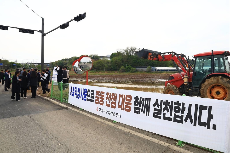 송미령 농림축산식품부 장관이 4월 28일 화성시 농업기술센터를 방문해 적정시비(적정 수준의 비료 사용) 이행 확산을 위한 현장 점검 및 간담회를 개최하고 있다.