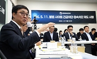 최휘영 문화체육관광부 최휘영 장관이 4월 27일 한국저작권보호원에서 콘텐츠업계와 인터넷서비스업계 관계자들을 만나 불법사이트 긴급차단·접속차단 제도가 성공적으로 시행될 수 있도록 다짐하는 행사를 개최하고 있다.