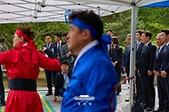 이재명 대통령이 4월 28일 충남 아산 현충사에서 열린 대통령기 전국 궁도대회에서 시범궁사의 활쏘기를 보고 있다.