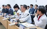 정은경 보건복지부 장관이 4월 22일 강원도 영월군을 방문해 지역사회 통합돌봄 사업 진행상황과 공공의료 현안을 점검하고 있다.