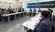 최휘영 문화체육관광부 최휘영 장관이 4월 27일 한국저작권보호원에서 콘텐츠업계와 인터넷서비스업계 관계자들을 만나 불법사이트 긴급차단·접속차단 제도가 성공적으로 시행될 수 있도록 다짐하는 행사를 개최하고 있다.