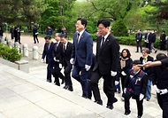 고용노동부 김영훈 장관이 4월 28일 두 번째 '산업재해노동자의 날'을 맞아 '산업재해희생자위령탑'을 찾아 참배하고, 기념식을 개최하고 있다.
