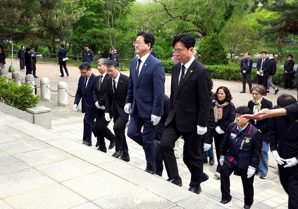 고용노동부 김영훈 장관이 4월 28일 두 번째 '산업재해노동자의 날'을 맞아 '산업재해희생자위령탑'을 찾아 참배하고, 기념식을 개최하고 있다.
