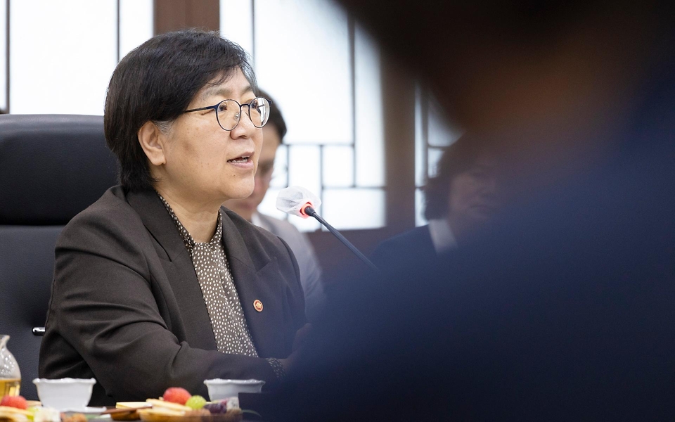 정은경 보건복지부 장관이 4월 22일 강원도 영월군을 방문해 지역사회 통합돌봄 사업 진행상황과 공공의료 현안을 점검하고 있다.