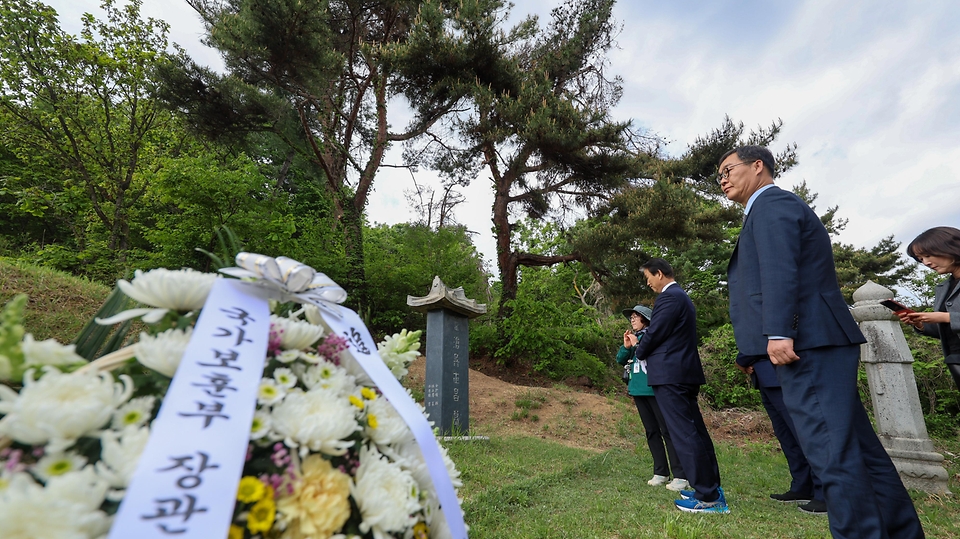 권오을 국가보훈부 장관이 서울 망우역사문화공원 독립유공자 묘소 현장방문을 위해 4월 28일 서울시 중랑구 망우리 공원묘역에 위치한 만해 한용운 선생 부부 묘소를 들려 헌화 후 살펴보고 있다.