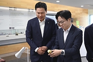 김정관 산업통상부 장관이 4월 27일 세종시 전의면에 소재한 올해 1호 국내복귀 기업으로 선정된 화장품 제조기업 한국콜마를 방문해 KOTRA, 한국산업단지공단, 한화엔진, 심텍을 비롯한 유턴기업 및 관련 유관기관 대표 등 관계자가 참석한 가운데 열린 '유턴기업 현장 방문 및 간담회'를 주재하고 있다. 또한 간담회에 앞서 한국콜마 공장 내 주요 시설을 둘러보고, 유턴기업 지원정책 개선 방향을 중점적으로 논의하고 있다.