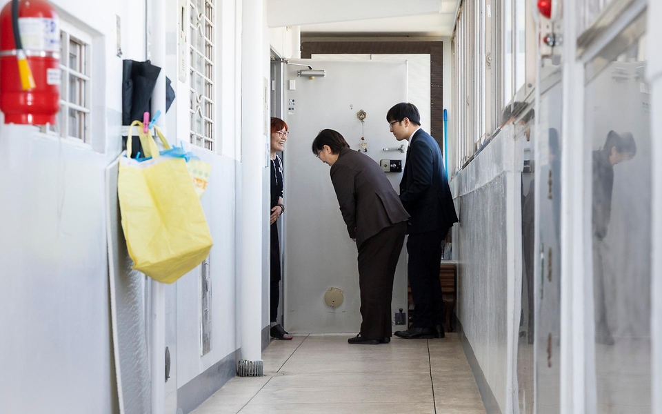 정은경 보건복지부 장관이 4월 22일 강원도 영월군을 방문해 지역사회 통합돌봄 사업 진행상황과 공공의료 현안을 점검하고 있다.